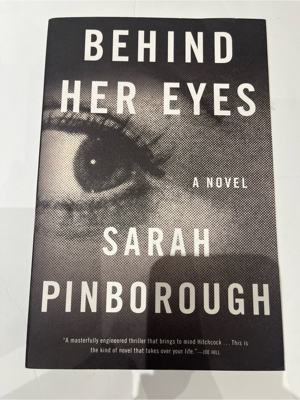 Behind Her Eyes - Paperback Thriller